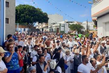 Unas 1.200 personas dan vida a una nueva edición de la Traída del Agua (Foto Francisco Javier Santana y TA)